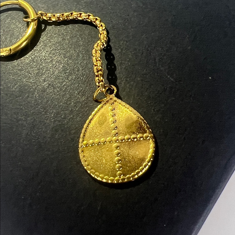 Shield Pendant 🛡️ Box Chain Ear Huggies - Picture 3 of 3